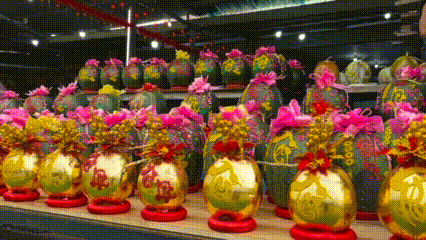 Dưa hấu, dừa 'khoác áo vàng' khắc chữ Phúc – Lộc – Thọ hút khách