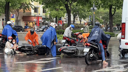 [Clip] Mưa lớn bất ngờ gây tai nạn liên hoàn trên phố đi bộ Nguyễn Huệ ở TPHCM