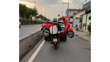 [Clip] Thót tim cảnh xe máy 'cõng' xe máy lạng lách trên đường ở TPHCM