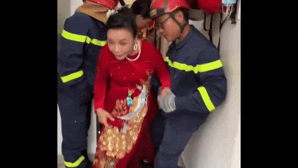 Cảnh sát giải cứu kịp thời 6 người kẹt trong thang máy trước giờ rước dâu