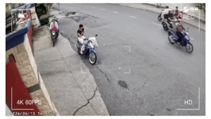 Clip: Hai đối tượng đi xe máy giật iPhone của thiếu nữ trước cổng công ty