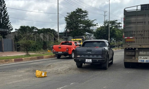 Đường hơn 600 tỷ đồng tiếp tục hư hỏng, người dân đặt thùng xốp cảnh báo.