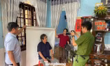 Chiến sĩ công an, thanh niên đến nhà hỗ trợ người già đổi thẻ đảng viên 