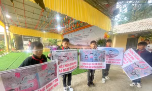 Học sinh vùng cao được tuyên truyền phòng tránh tai nạn bom mìn