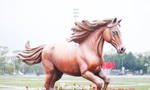 Linh vật 8 ngựa phi nước đại giữa trung tâm tỉnh Bắc Ninh gây chú ý