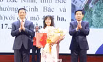 Lãnh đạo tỉnh Bắc ninh trao chứng nhận đầu tư cho doanh nghiệp. Ảnh: Nguyễn Thắng