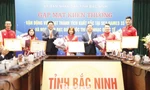 Lãnh đạo tỉnh Bắc Ninh tặng Bằng khen cho Nguyễn Thị Oanh và các vận động viên. Ảnh: Nguyễn Thắng