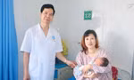 Niềm vui của bác sĩ và sản phụ sau ca mổ thành công.