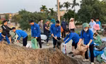 Sức trẻ tỉnh Bắc Ninh cùng chung tay hỗ trợ đắp đê Đẩu Hàn, góp phần bảo vệ cuộc sống người dân.