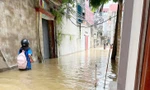 Nước lũ tràn vào nhà dân ở phường Vân Hà.