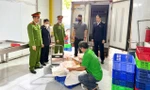 Lực lượng chức năng kiểm tra, phát hiện sản phẩm động vật không rõ nguồn gốc, xuất xứ.