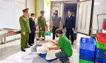 Lực lượng chức năng kiểm tra, phát hiện sản phẩm động vật không rõ nguồn gốc, xuất xứ.