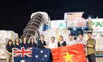 Tiếp nhận khoảng 18 tấn hàng viện trợ bão lũ từ Chính phủ Australia ở sân bay Nội Bài.