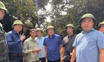 Phó Thủ tướng Thường trực Chính phủ Nguyễn Hoà Bình kiểm tra mưa lũ tại Bắc Ninh. Ảnh: VGP