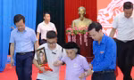 Tỉnh Đoàn Bắc Ninh trao ảnh phục dựng chân dung các anh hùng liệt sỹ tặng gia đình thân nhân liệt sĩ.