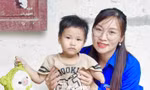 Mô hình "em nuôi của Đoàn" do Đoàn xã Hiệp Hòa triển khai trao tiền em nhỏ có hoàn cảnh khó khăn.
