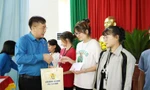 Liên đoàn Lao động tỉnh Bắc Ninh trao quà tặng công nhân có hoàn cảnh khó khăn.