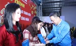 Bí thư Trung ương Đoàn Nguyễn Tường Lâm trao quà Tết tặng thanh niên công nhân