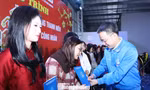Bí thư Trung ương Đoàn Nguyễn Tường Lâm trao quà Tết tặng thanh niên công nhân