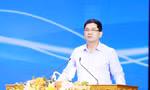 Bí thư Tỉnh ủy Bắc Ninh Nguyễn Hồng Thái (ở giữa) và Chủ tịch UBND tỉnh Bắc Ninh Phạm Hoàng Sơn (bên trái) chủ trì buổi đối thoại.