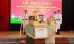 Đại tá Đỗ Đức Trịnh – Phó Giám đốc Công an tỉnh Bắc Ninh trao bằng “Tổ quốc ghi công” cho thân nhân liệt sĩ Trần Ngọc Sơn.