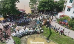 Hàng trăm chiến sĩ quân đội khẩn trương xử lý sự cố đê sông Cầu ở Bắc Ninh. Ảnh:Nguyễn Thắng