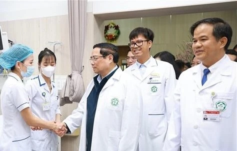 Thủ tướng thăm bệnh viện dịp Tết, nhấn mạnh ưu tiên cứu người và nâng cao chất lượng y tế