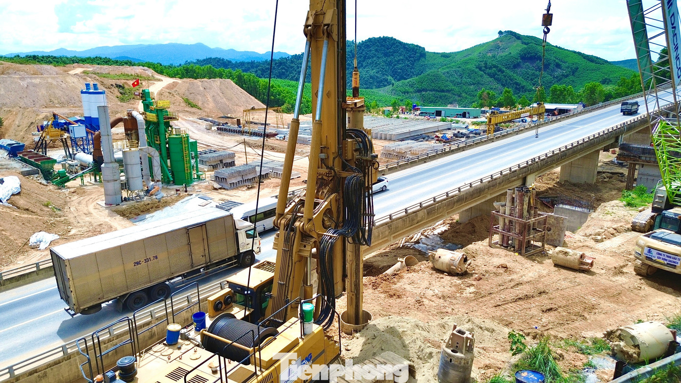 สะพานชิ้นเดียวเพิ่มเติมหลายแห่ง ปริมาณเสาเข็มเจาะ ซึ่งเป็นชิ้นส่วนที่ซับซ้อนชิ้นหนึ่งของหน่วยก่อสร้าง มีอัตราความสำเร็จ 100% เช่น สะพานท่าลัง-จานปี้ กม.51+741.79 มีเสาเข็มแล้ว 21/21 ต้น; สะพาน กม.41+950 มีเสาเข็มแล้ว 10/10 ต้น; สะพาน กม.60+986 มีเสาเข็มแล้ว 14/14 ต้น... tp-8-chay-nuoc-rut-cao-toc-la-son-hoa-lien.jpg