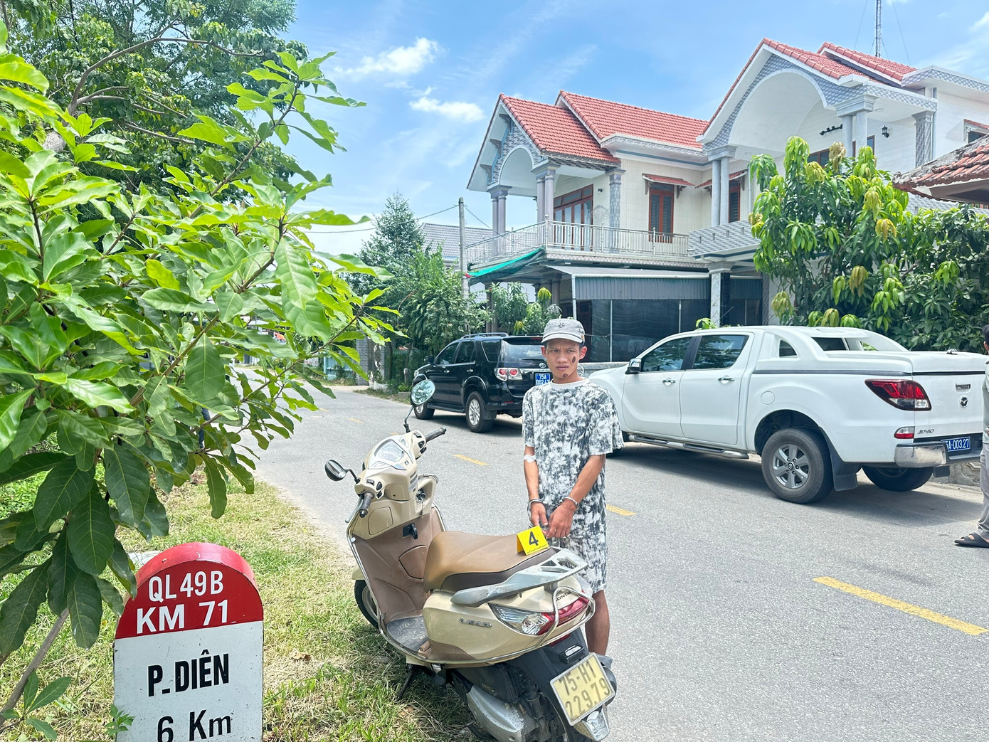 Đối tượng Tài cùng tang vật vụ trộm xe máy. doi-tuong-tai-2.jpg