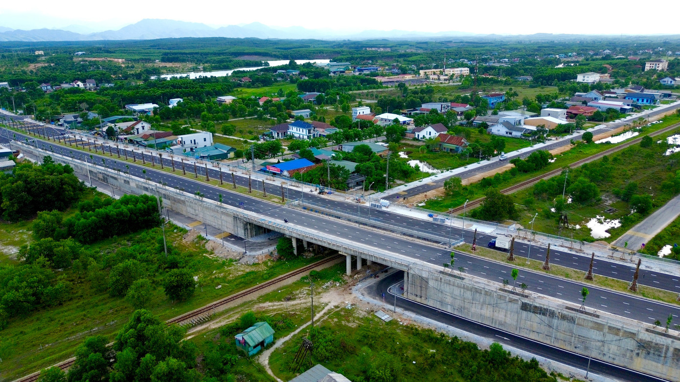 Đáng chú ý, cầu vượt đường sắt Bắc - Nam (thuộc phường Phong Điền) với hai đơn nguyên là hạng mục thi công phức tạp nhất của dự án. Đến nay, cây cầu vượt và tuyến đường dẫn hai đầu cầu, cùng hạ tầng kỹ thuật, điện chiếu sáng, cây xanh đã hoàn thành thi công. 6-duong-cuu-nan-phong-dien.jpg