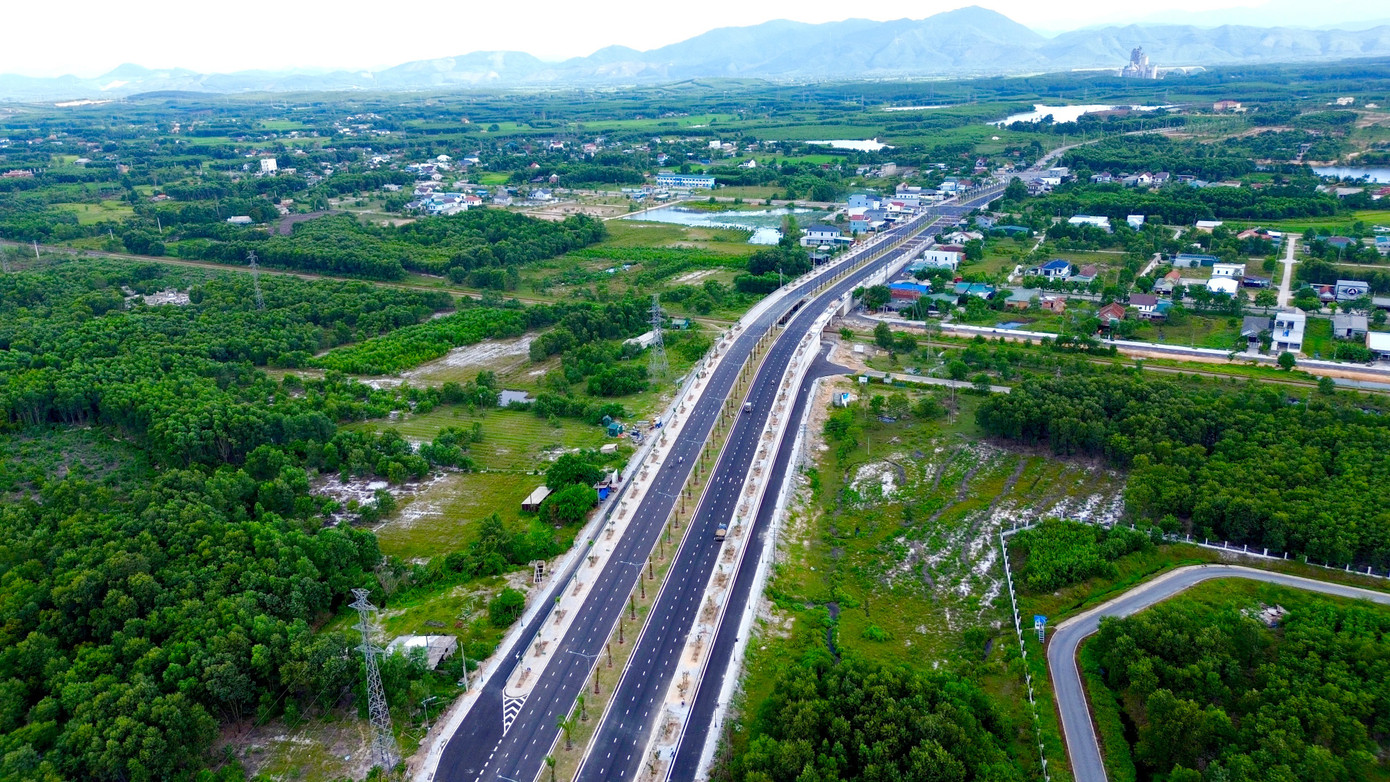 Chủ đầu tư cho biết, công trình đang trong giai đoạn nước rút và sẽ huy động tối đa nhân lực, máy móc để đảm bảo hoàn thành toàn tuyến đúng tiến độ, góp phần nâng cao năng lực cứu hộ cứu nạn, kết nối hạ tầng giao thông từ cao tốc Cam Lộ - La Sơn đến quốc lộ 1, qua phường trung tâm Phong Điền với vùng ven biển và đầm phá phía bắc TP. Huế. 9-2-duong-cuu-nan-phong-dien.jpg