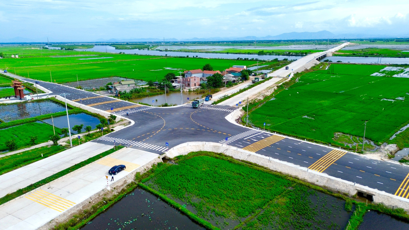 Dự án có tổng mức đầu tư hơn 750 tỷ đồng, trong đó chi phí xây dựng chiếm gần 630 tỷ đồng, đền bù giải phóng mặt bằng 84,705 tỷ đồng; chi phí khác, dự phòng gần 42 tỷ đồng. Đến nay, tổng vốn đã bố trí là 666 tỷ đồng, giải ngân đạt hơn 630 tỷ đồng, tương đương 94,8% kế hoạch vốn. 4-duong-cuu-nan-phong-dien.jpg
