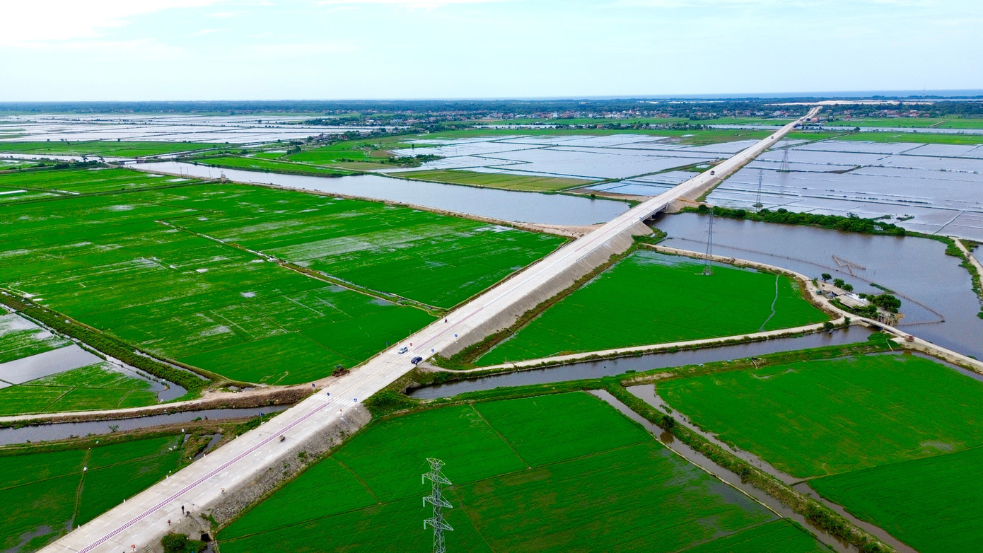 Dự án đường cứu hộ, cứu nạn Phong Điền - Điền Lộc được UBND tỉnh Thừa Thiên - Huế (nay là TP. Huế) phê duyệt từ năm 2010, triển khai thi công từ năm 2012, qua nhiều lần điều chỉnh kết cấu, quy mô, thay đổi nguồn vốn. Tuyến đường có dài hơn 16 km, điểm đầu giao quốc lộ 1 tại thị trấn Phong Điền (nay là phường Phong Điền, TP. Huế), điểm cuối nối ra bãi biển xã Điền Lộc cũ. Dự án dự kiến hoàn thành sau 3 năm, tuy nhiên phải đến 2/9 năm nay - tức sau 13 năm mới chuẩn bị cán đích. 2-duong-cuu-nan-phong-dien.jpg