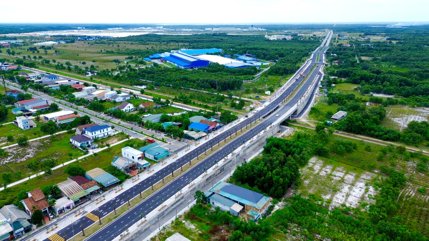 Ngày 14/7, thông tin từ Ban Quản lý dự án Đầu tư xây dựng công trình giao thông TP Huế - đơn vị chủ đầu tư cho biết, dự án đường cứu hộ , cứu nạn Phong Điền – Điền Lộc (TP Huế) hiện đạt hơn 82,4% khối lượng thi công, tổng giá trị thực hiện trên 515 tỷ đồng. Công trình hiện đẩy nhanh tiến độ để hoàn thành, đưa vào khai thác trước dịp Quốc khánh 2/9 năm nay. 1-duong-cuu-nan-phong-dien.jpg