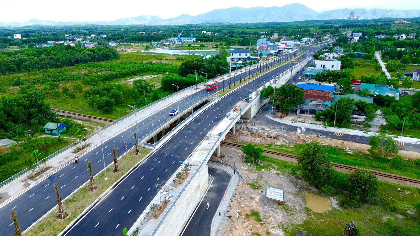 Nguyên nhân là do dự án thuộc danh mục các tuyến đường cứu hộ - cứu nạn sử dụng vốn từ Chương trình đầu tư của Trung ương. Sau khi Chính phủ siết chặt đầu tư công, dự án buộc phải tạm dừng thi công. Trước thực tế đó, tháng 1/2024, HĐND tỉnh Thừa Thiê - Huế (nay là HĐND TP. Huế) đã quyết định điều chỉnh, bổ sung thêm hơn 100 tỷ đồng để tiếp tục triển khai dự án. 3-duong-cuu-nan-phong-dien.jpg
