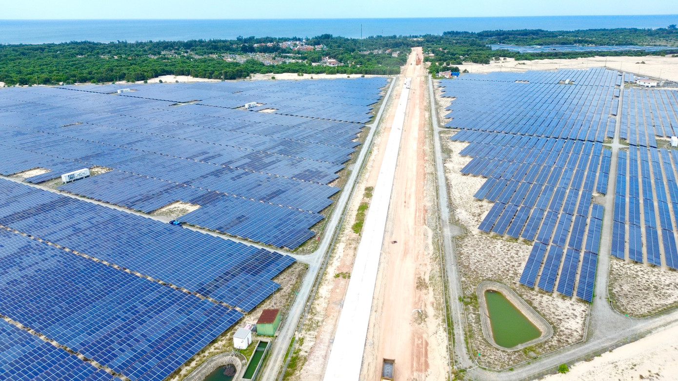 Trên đoạn tuyến từ Km14+500 đến cuối tuyến (Km16+252) ra biển Điền Lộc, các đơn vị thi công hiện tập trung đẩy nhanh hoàn thiện phần nền, mặt đường và hệ thống hạ tầng kỹ thuật, thi công điện chiếu sáng. Theo kế hoạch, các hạng mục còn lại sẽ được hoàn thành theo 2 mốc thời gian chính. Trong đó, trước ngày 15/7 tiến hành hoàn thiện đoạn từ Km0 đến Km1+500 (qua phường Phong Điền), cùng với đoạn từ Km9+258 đến Km12+937 và các công trình phụ trợ như điện chiếu sáng, cây xanh, nút giao dân sinh. 9-1-duong-cuu-nan-phong-dien-3.jpg