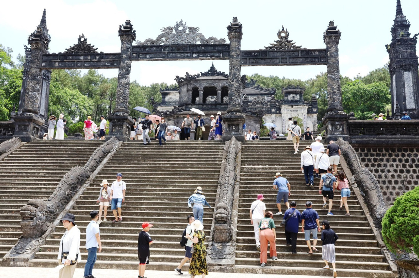 Du khách tham quan lăng vua Khải Định (Huế) dịp nghỉ lễ 30/4-1/5. lang-vua-khai-dinh.jpg
