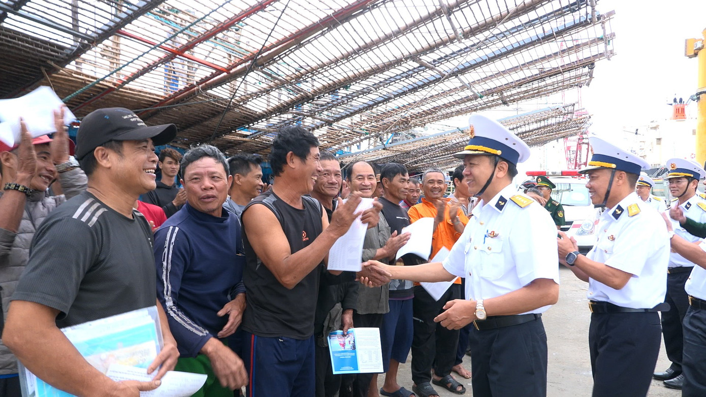 ngu-dan-tau-ca-qng-90459-bay-to-su-xuc-dong-khi-duoc-can-bo-chien-si-vung-4-hai-quan-giup-do-2.jpg