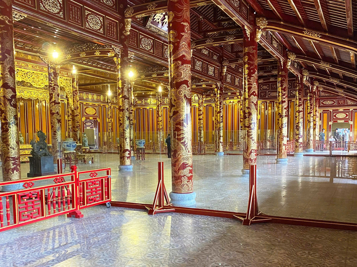 Hoàn thành lắp đặt hệ thống kính cường lực bảo vệ các bảo vật, hiện vật quý . Hệ thống bảo vệ không làm giảm trực quan đối với du khách. lap-kinh-cuong-luc-dien-thai-hoac.jpg
