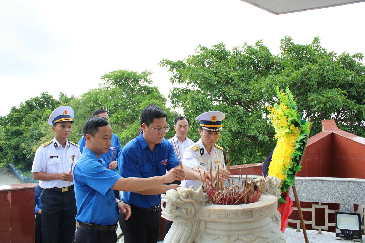 Dâng hương tưởng niệm các anh hùng liệt sĩ. hanh-trinh-bien-dao-que-huong-2.jpg