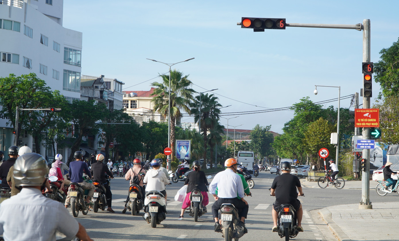mot-cum-den-tin-hieu-giao-thong-co-bo-tri-camera-phat-nguoi-o-hue.jpg