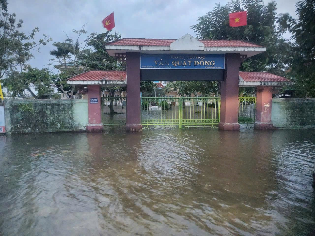 Sekolah rendah di wad Hoa Chau secara proaktif membenarkan pelajar tinggal di rumah dari sekolah mulai pagi 22 Oktober. hs-nghi-hoc-17.jpg