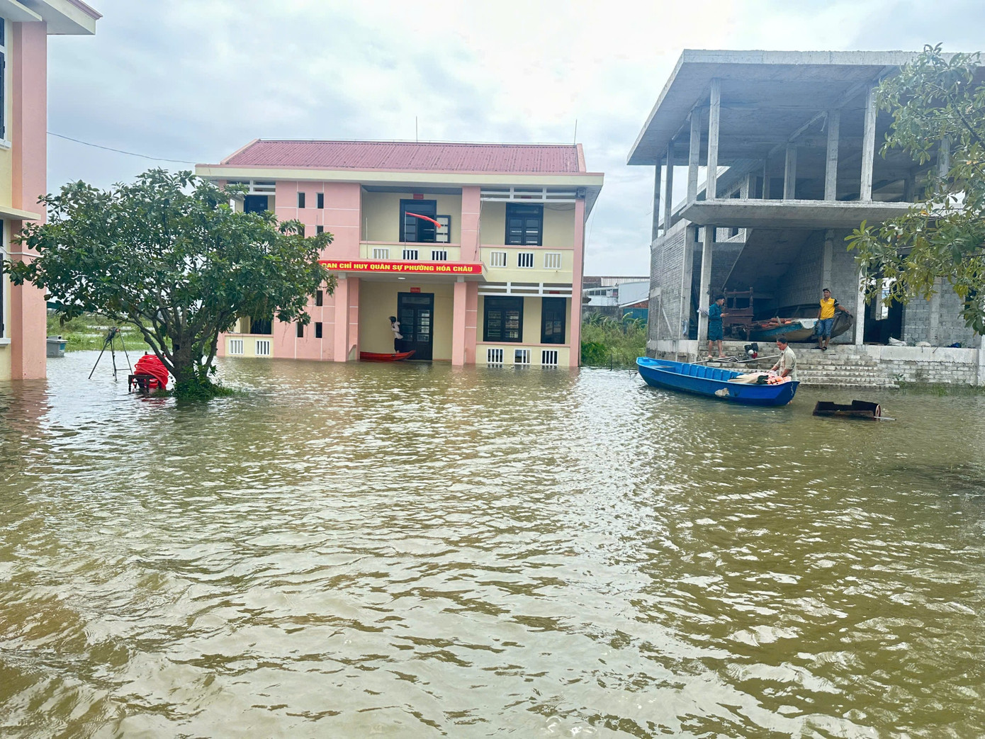 Satu sudut kawasan pentadbiran wad Hoa Chau dinaiki air. hs-nghi-hoc-15.jpg