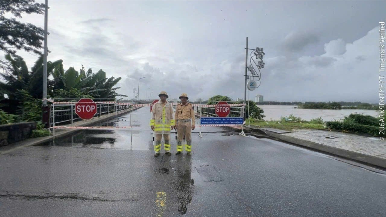 Lực lượng chức năng tiến hành cấm phương tiện lưu thông qua cầu Trà Khúc 1. 2035892944860037678-4119.jpg