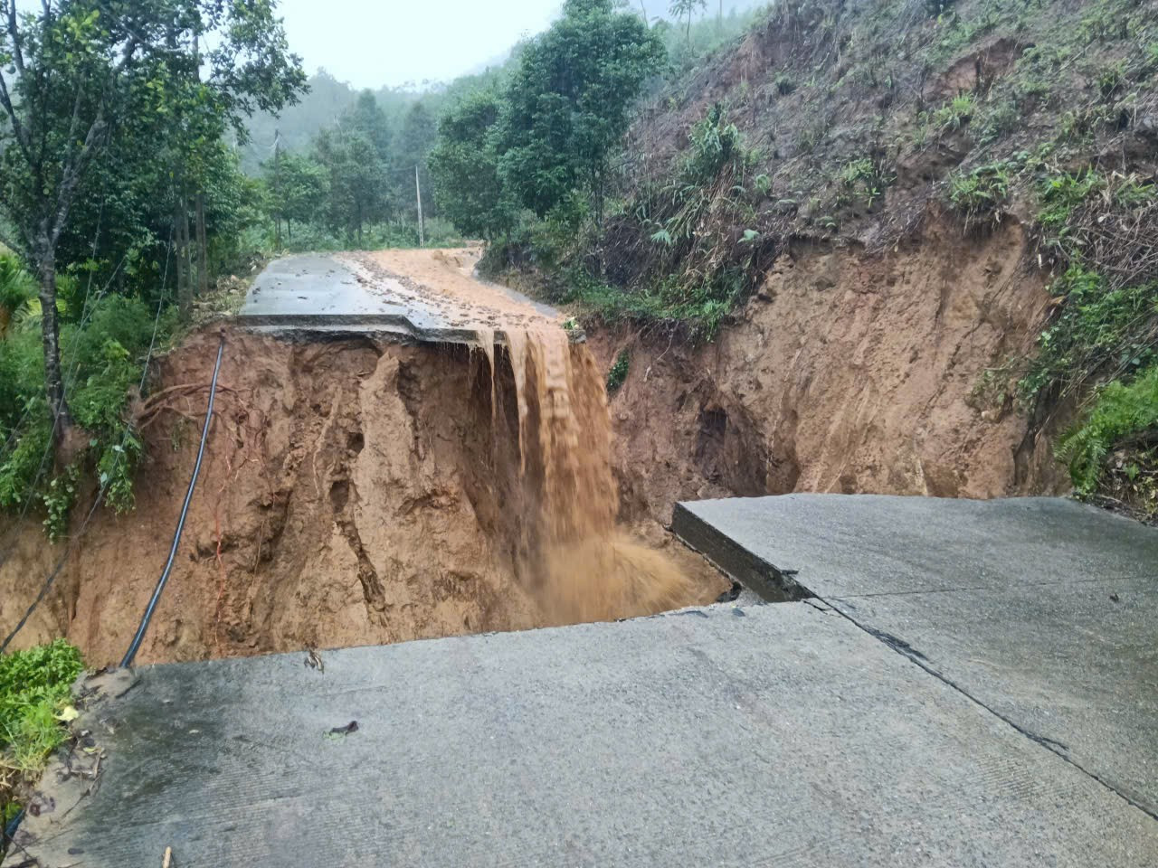 Tuyến đường DH83 bị sạt lở, cuốn trôi hơn chục mét đường. 6fe17ac08f62023c5b73.jpg