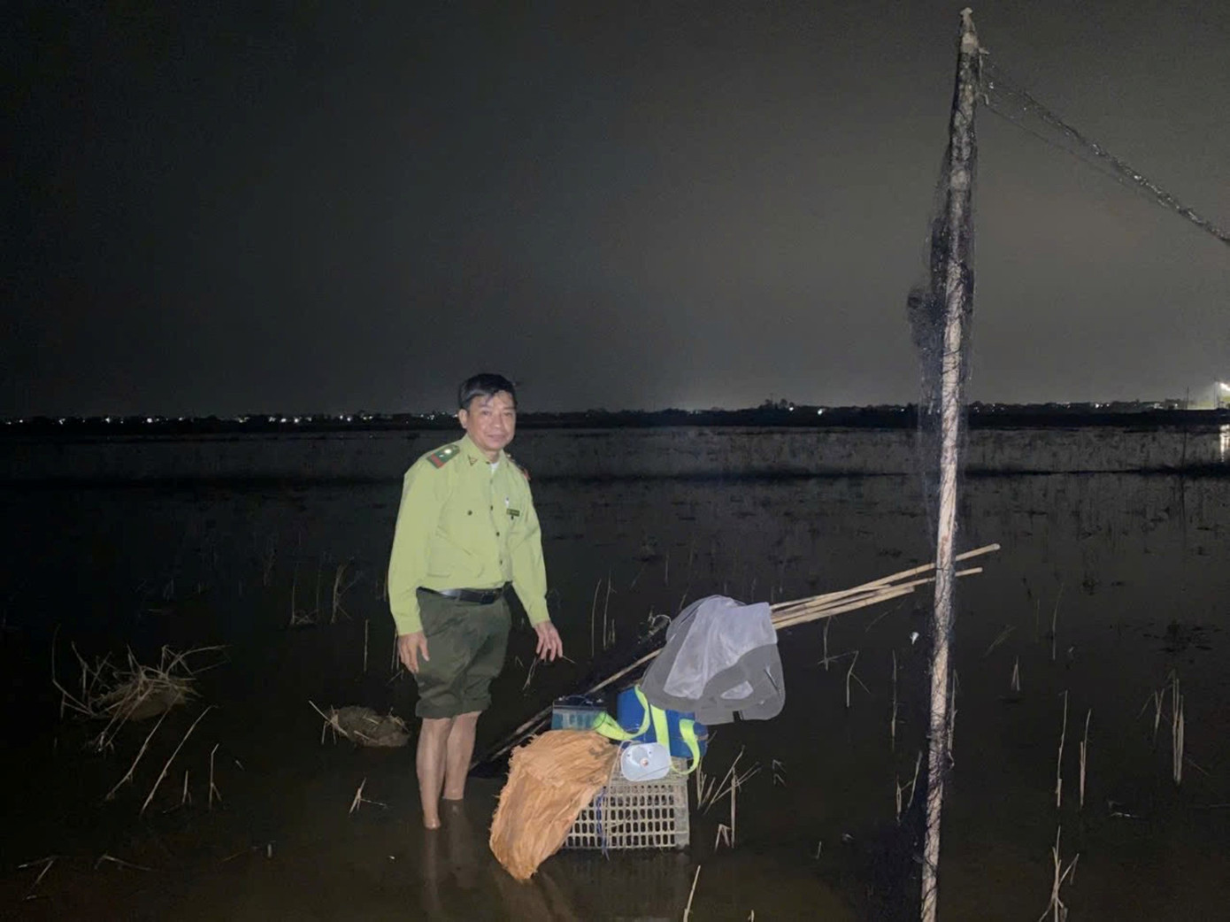 Lực lượng kiểm lâm có mặt tại cánh đồng Hương Sơ (phường Hương An) tối 29/11 để xử lý tình trạng săn bẫy chim trời. huong-so.jpg