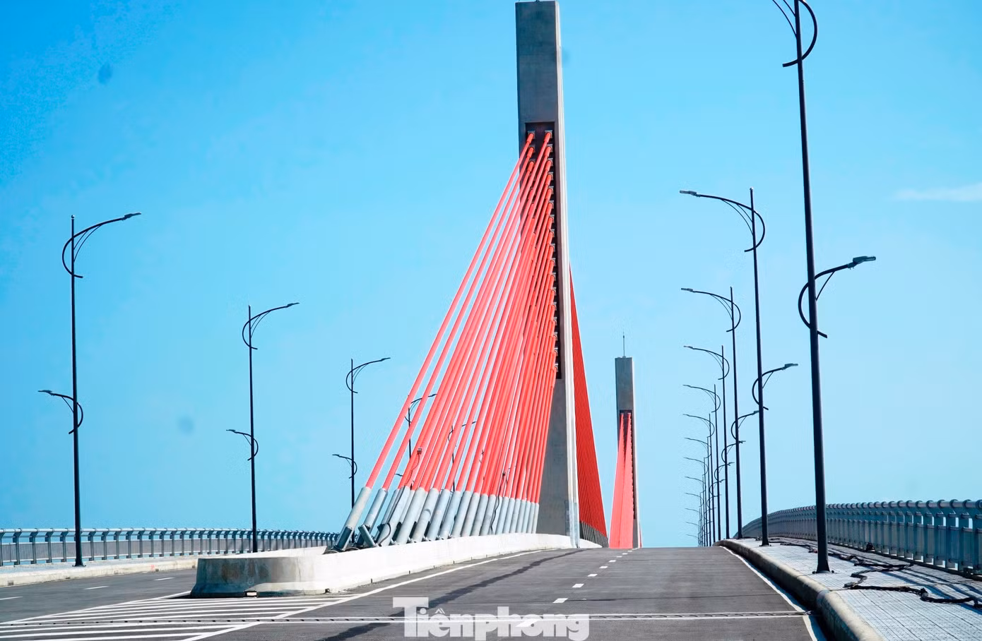tp-5-cau-day-do-vuot-cua-bien-dai-nhat-mien-trung-1.jpg