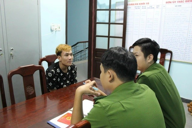 Công an lấy lời khai đối tượng Nguyễn Anh Tuấn Vũ. doi-tuong-vuj.jpg