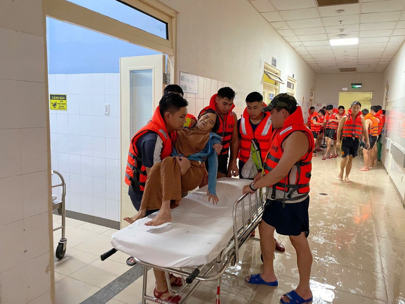 ca-cuu-nan-cuu-ho-ho-tro-dan-trong-lu-du-4.jpg