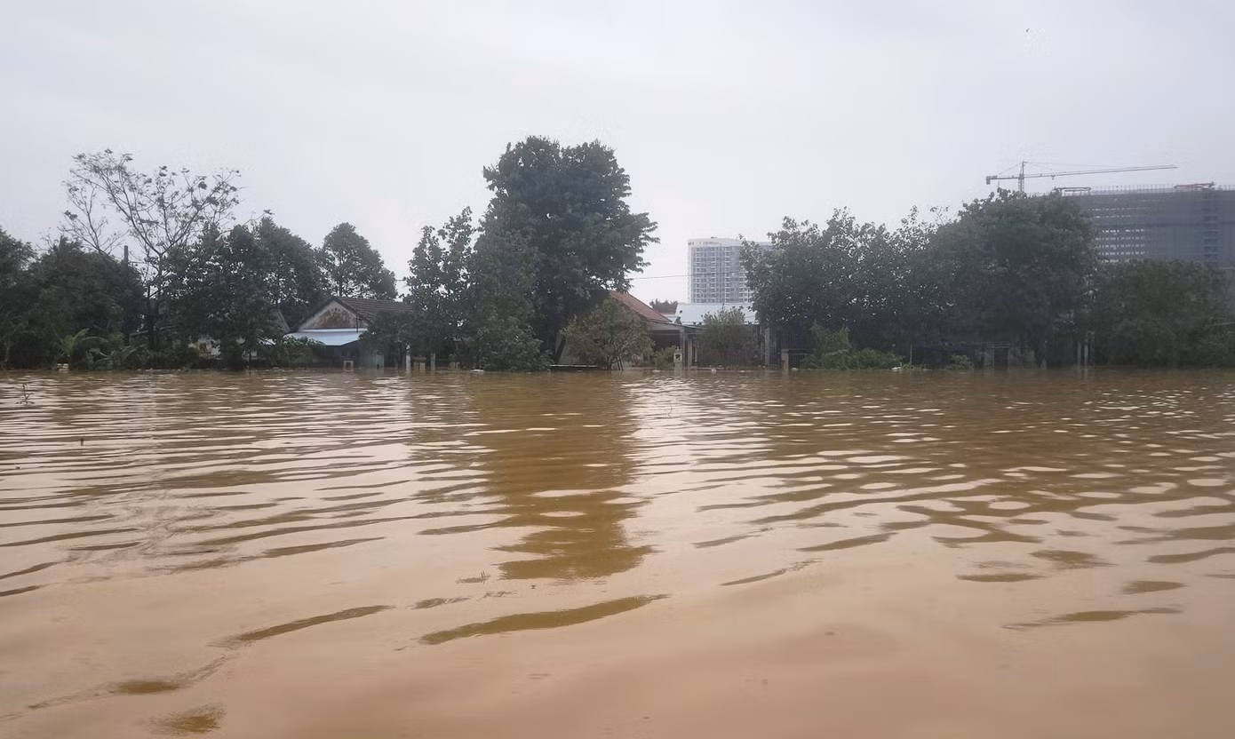 nhung-ngoi-nha-thap-nho-bi-lu-bua-vay.jpg